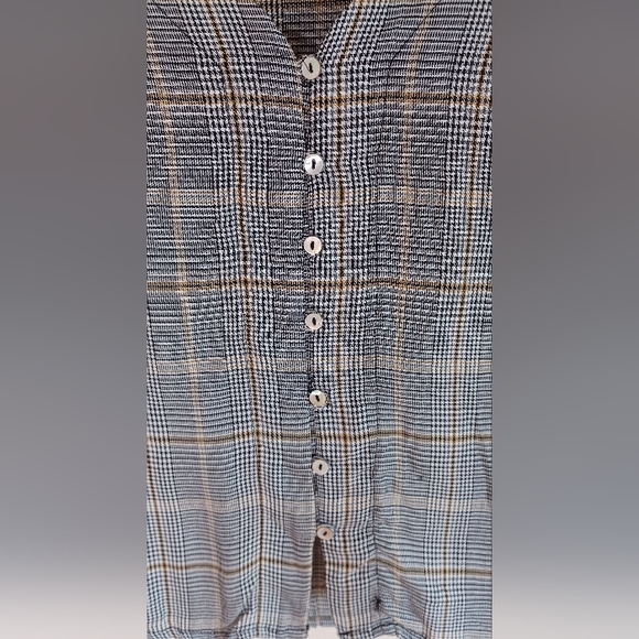 Tresics luxe Large Plaid Short Sleeved Button Up Blouse With Tied Sleeves - Picture 2 of 7